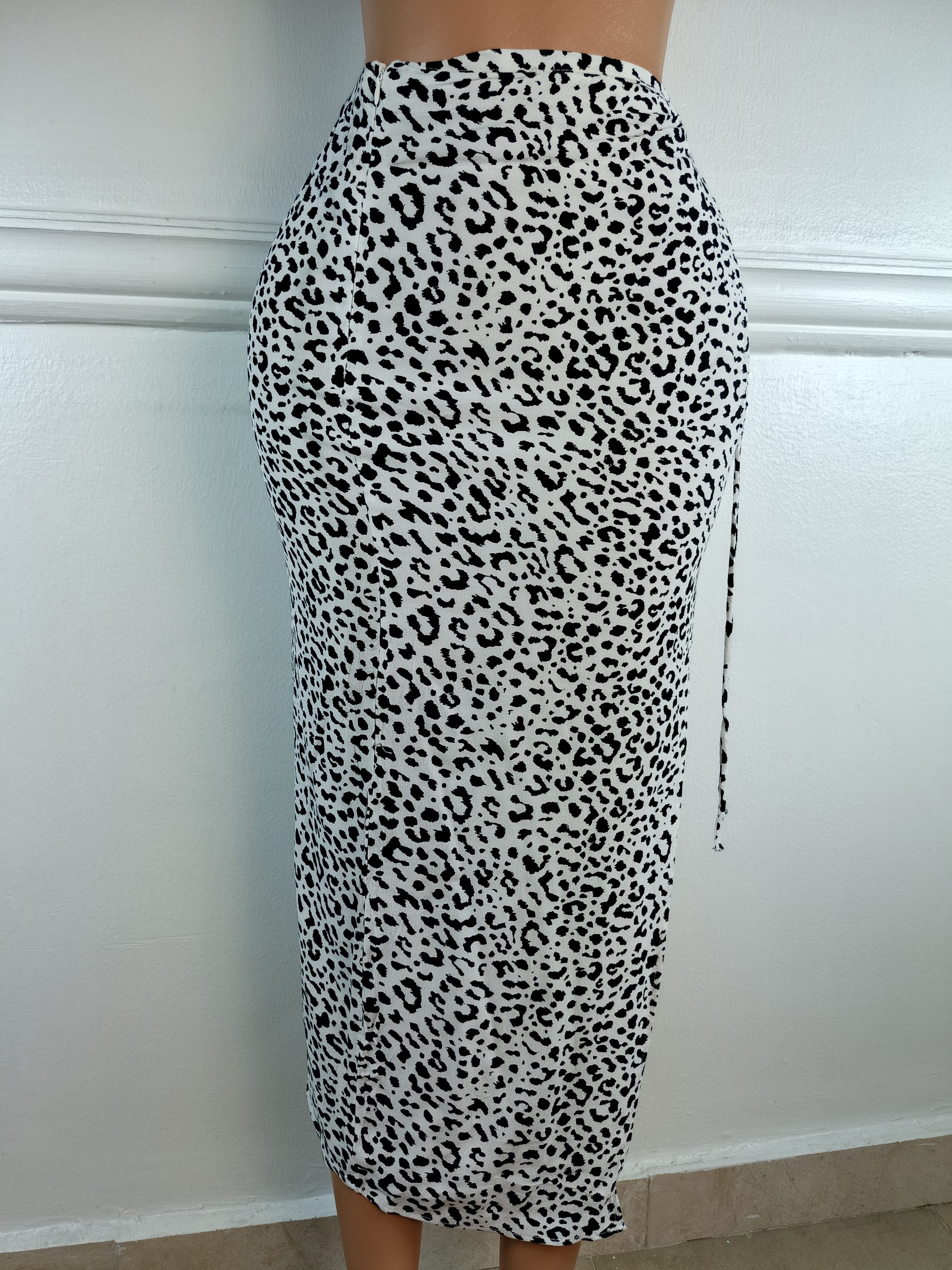 BERSHKA UK 8, L-35 INCHES