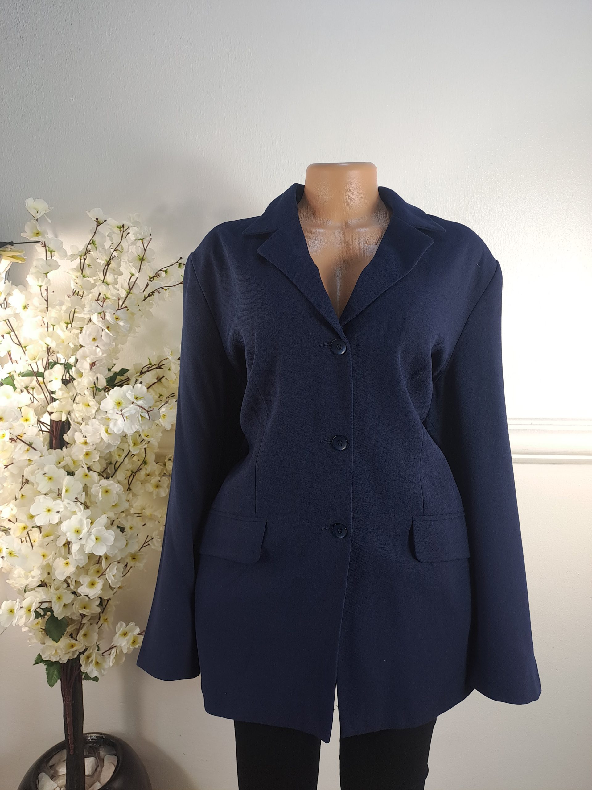 GENEROUS  UK SIZE 20 [LENGHT 32 INCHES]