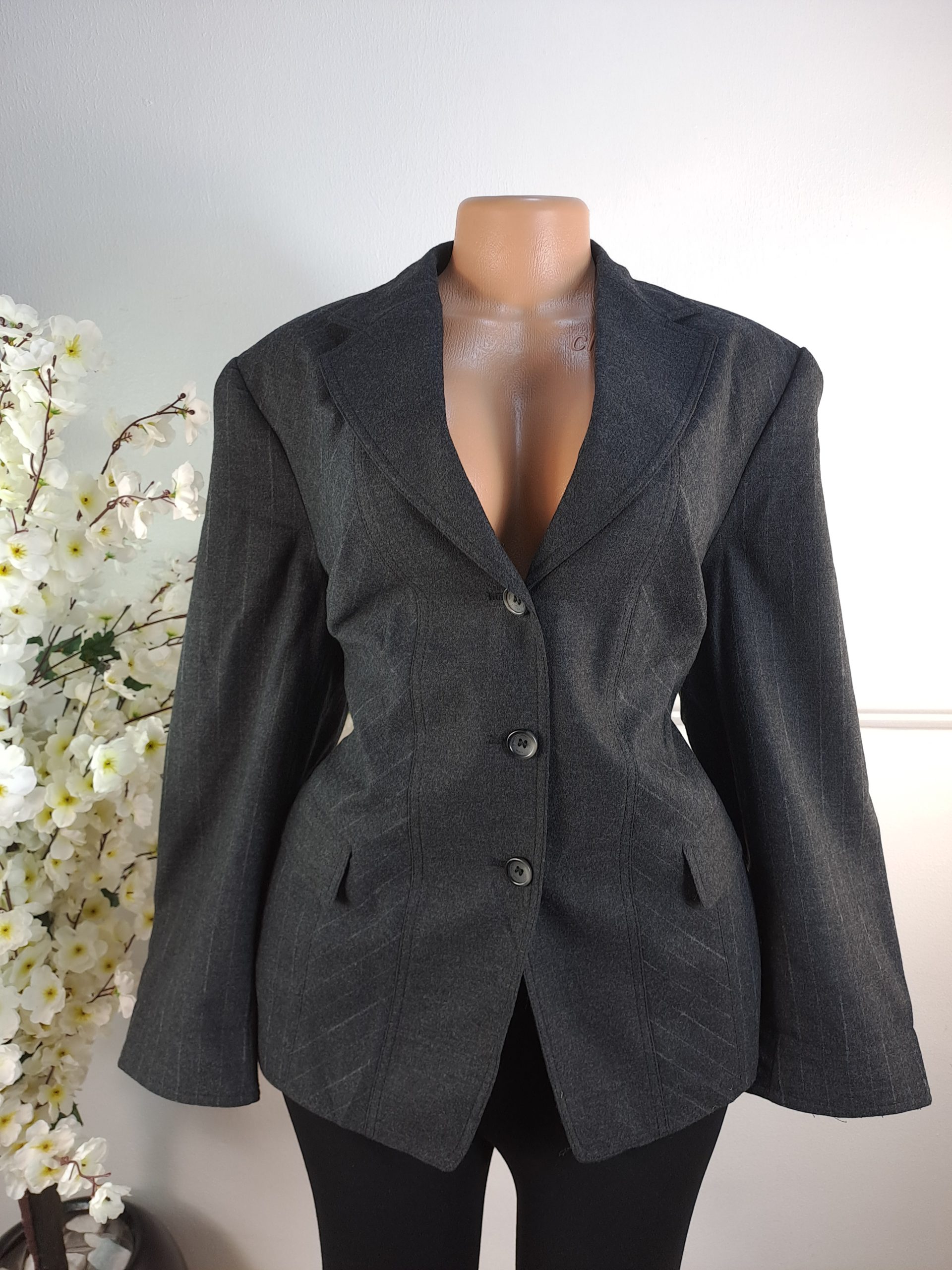 HUCKE WOMAN UK SIZE 16 [LENGHT 28 INCHES]